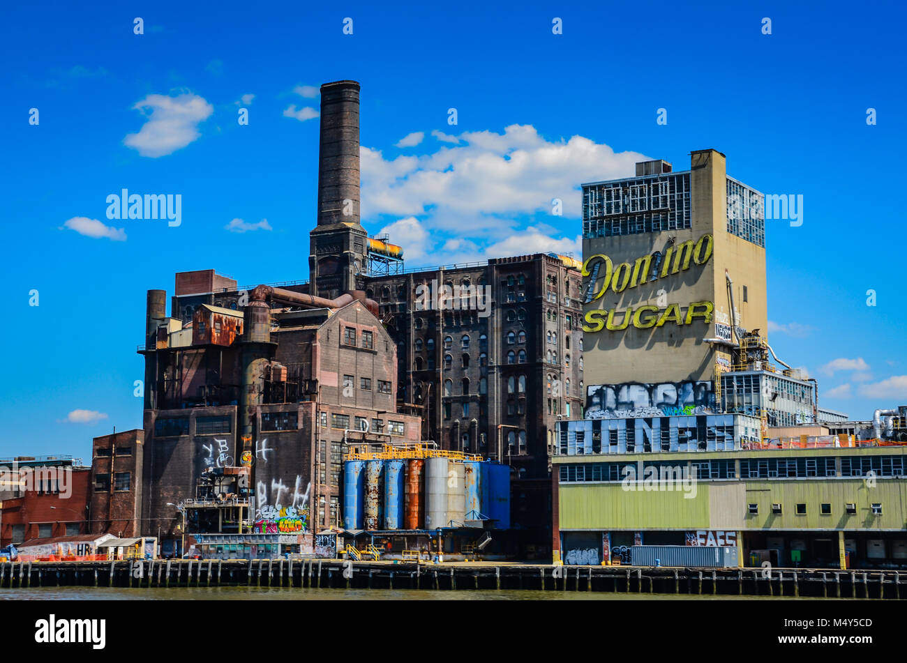 Die Domino Zuckerfabrik ist eine ehemalige Raffinerie in der Nähe von Williamsburg in Brooklyn, New York City. Stockfoto