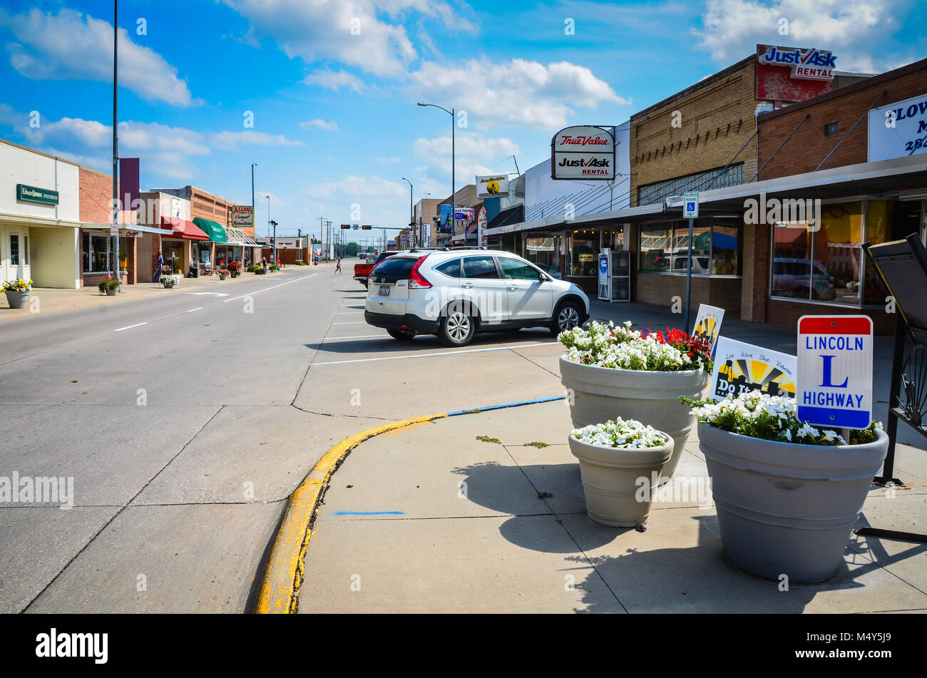 Die Lincoln Highway, erste transkontinentale Highway der Vereinigten Staaten, führt durch eine typisch amerikanische Hauptstraße in Ogallala, NE, USA Stockfoto