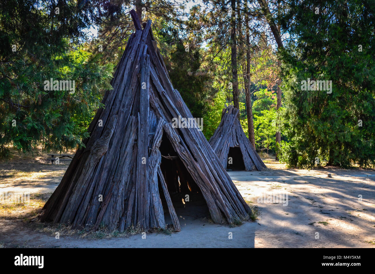 Rinde Struktur Ausstellung bei Marshall Gold Discovery State Historic Park in Coloma, Kalifornien, schildert den Alltag in einem nisenan Dorf. Stockfoto