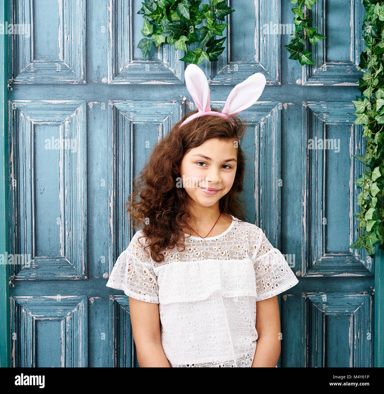 Zehn Jahre Mädchen mit Hasenohren Stockfoto