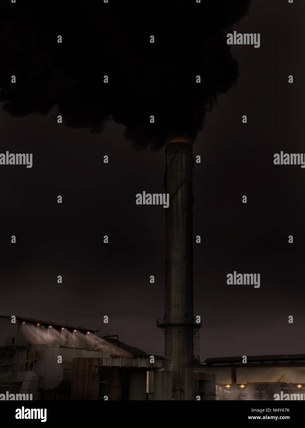Eine finstere Nacht suchen Werk Szene mit waberndem Rauch von einem hohen Auspuffrohr und Lichter im Nebel Stockfoto