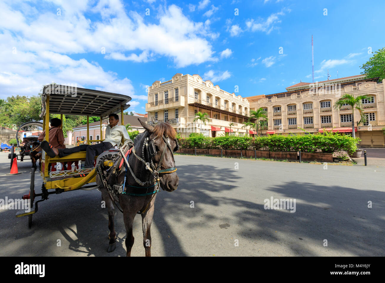 Manila, Philippinen - 17.02.2018: Pferd mit Schlitten warten auf Touristen in Intramuros Bezirk Stockfoto