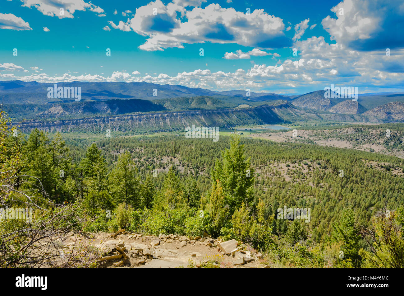 Anzeigen von Chaco Canyon, der Heimat der Pueblo Indianer, von Chimney Rock National Monument in San Juan National Forest im Südwesten von Colorado. Stockfoto