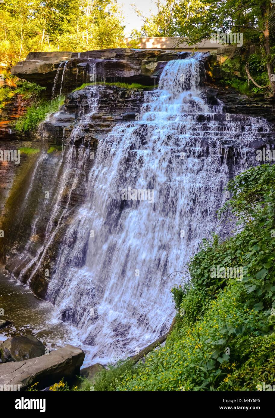 "Bridal Veil" Wasserfälle über Schiefer und Sandstein in Cuyahoga Valley National Park gefunden. Stockfoto
