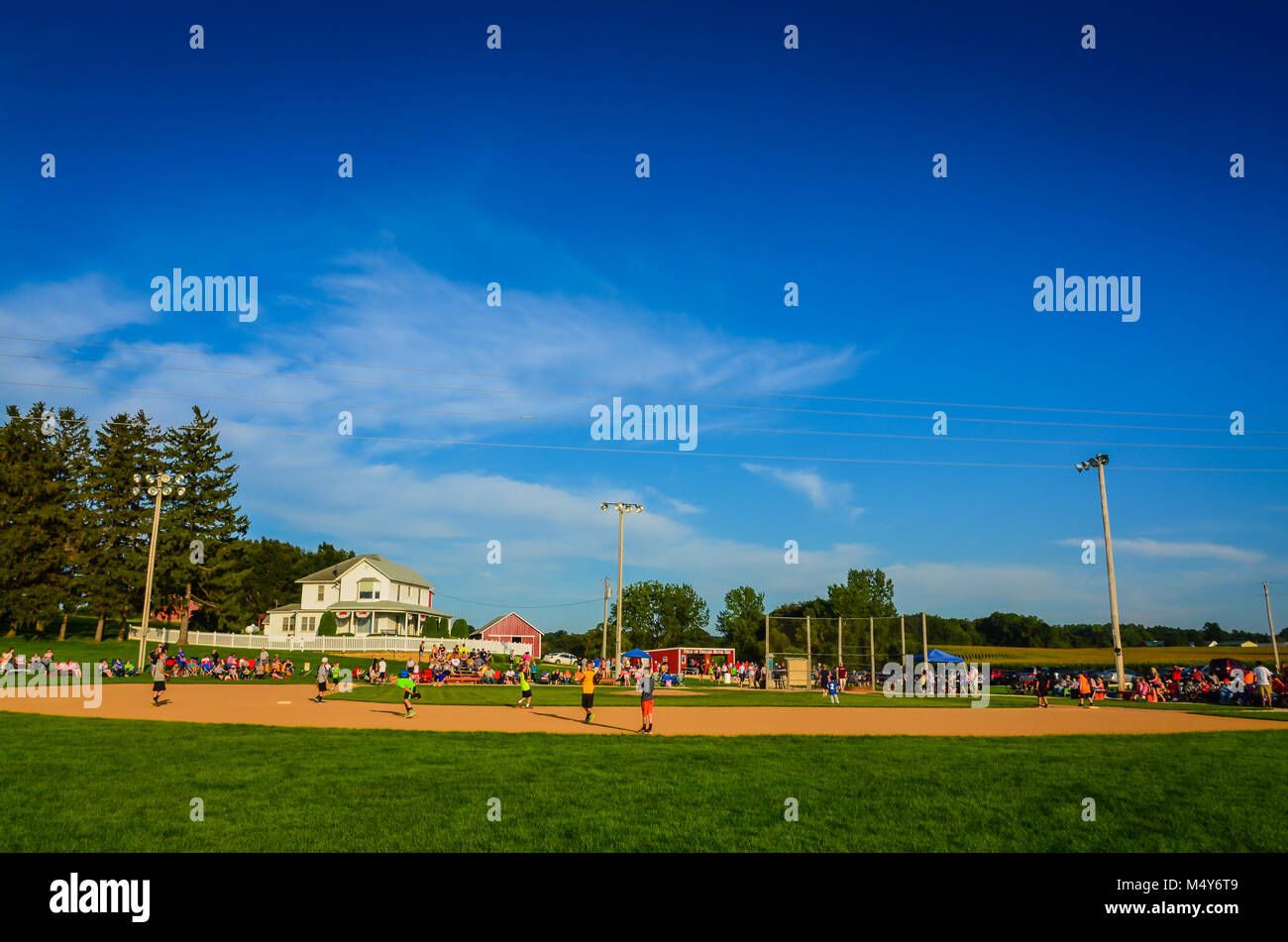 Kinder Baseball zu spielen an einem Sommertag in einem Feld in den Maisfeldern. Das Feld der Träume ist ein Baseballfeld und pop-Kultur touristische an Stockfoto