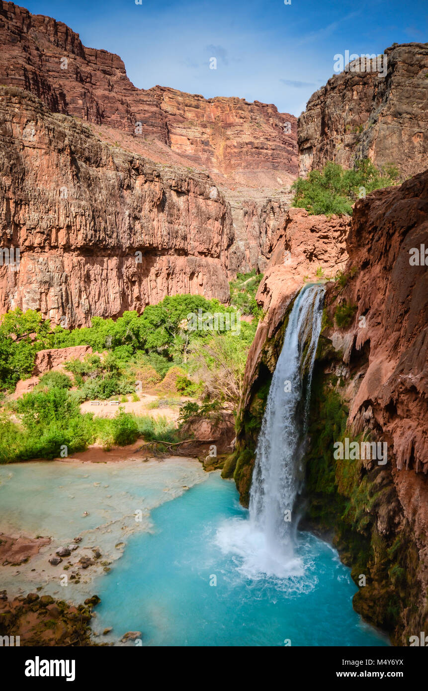 Havasu Wasserfall ist ein Wasserfall der Havasu Creek, im Grand Canyon, Arizona, Usa. Es ist innerhalb der Havasupai Stammes- Länder. Stockfoto