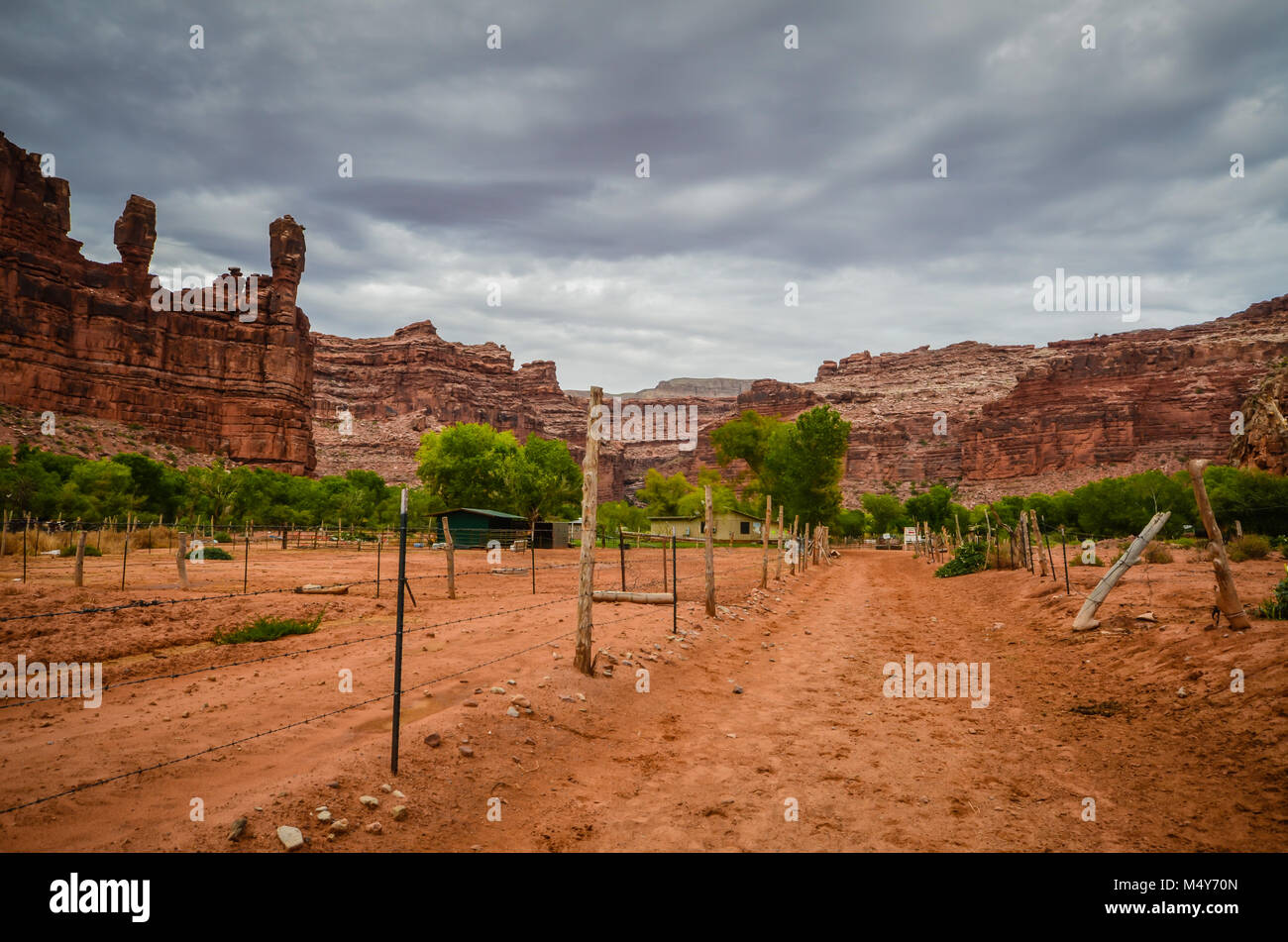 Supai, einer ländlichen Indianischen Dorf umgeben von roten Felsen, wo Wasser in den Grand Canyon. Stockfoto