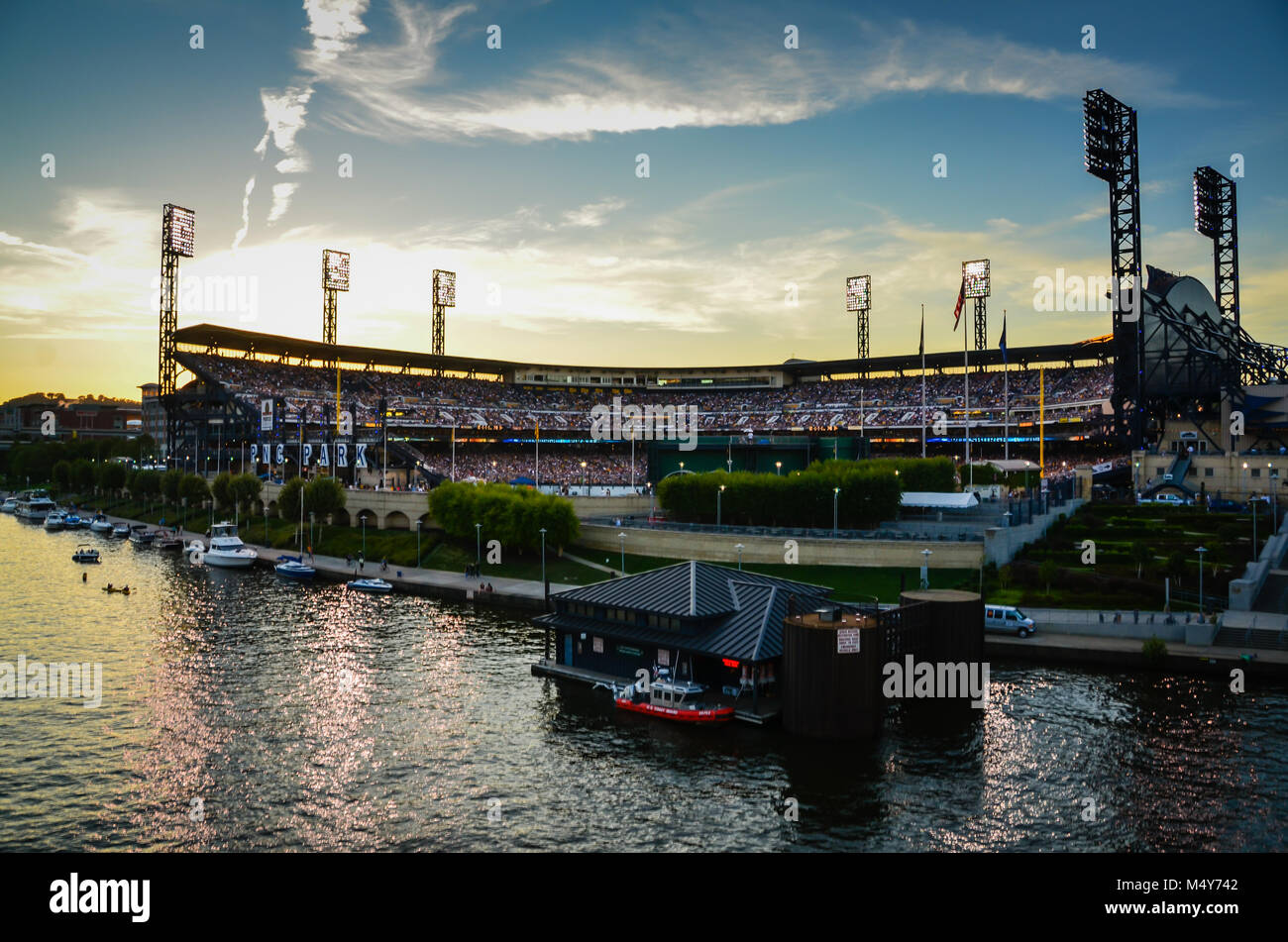 Pittsburgh, PA, USA. Leuchtet auf bei Dämmerung in Pittsburgh Pirates PNC Park Arena mit Stadion Sitze, die durch Zuschauer, ein Baseballspiel gefüllt. Stockfoto