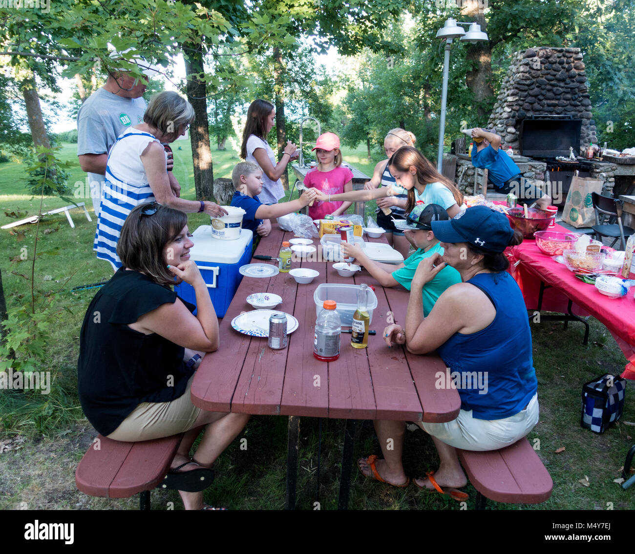 Fotograf Steve Skjold der erweiterten Familie von drei Generation genießen ein Picknick mit Blick auf Clitherall See. Clitherall Minnesota MN USA Stockfoto