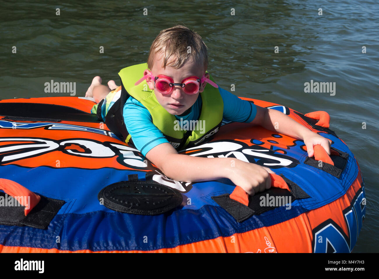 Junge Alter 7 trägt Schwimmweste und Schutzbrille bereit