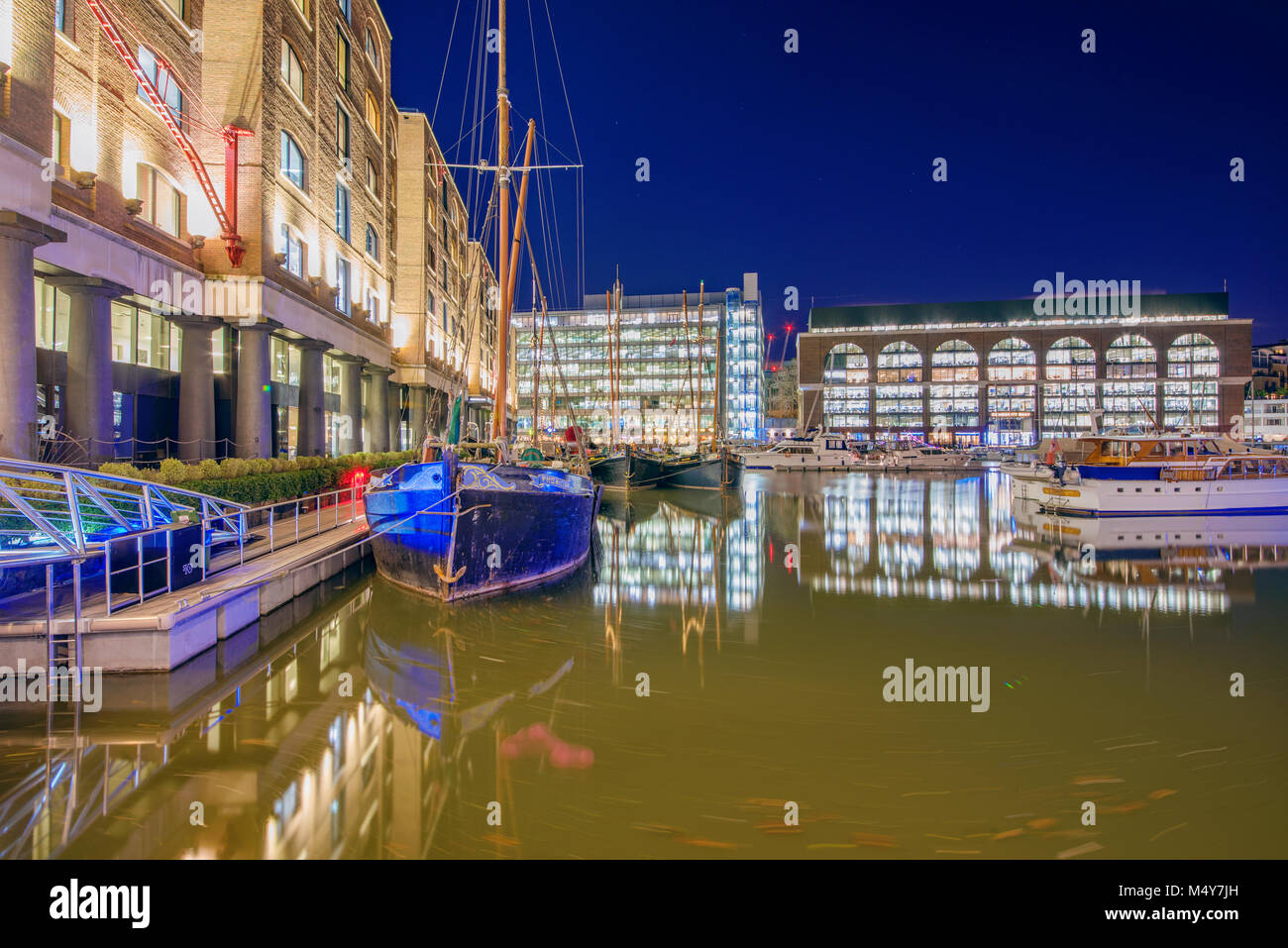 LONDON, GROSSBRITANNIEN - 05 Januar: Dies ist eine Nacht Blick auf die berühmte St. Katharine Docks, ein Büro und Hafen im Zentrum von London am 05. Januar Stockfoto