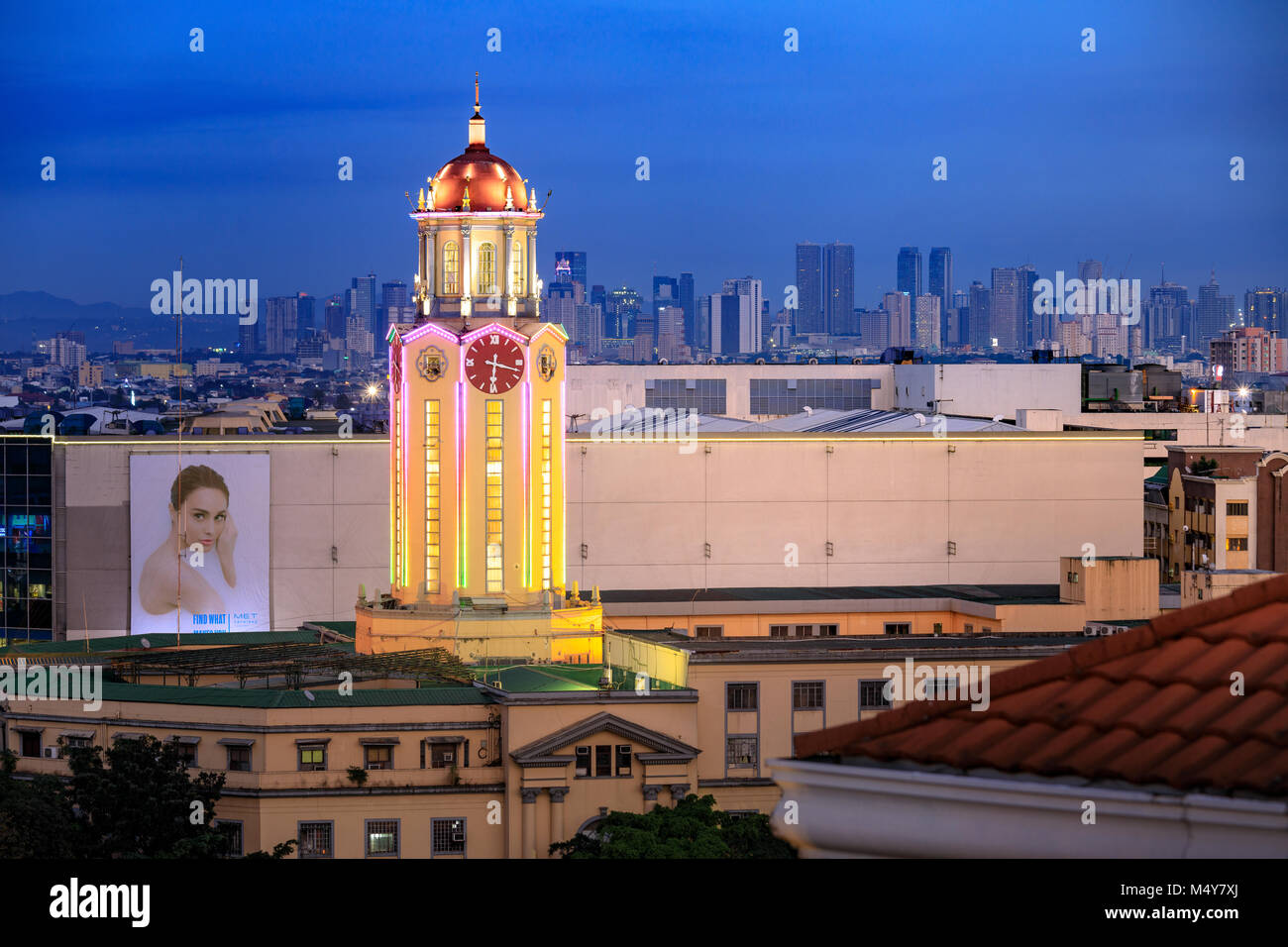 Manila, Philippinen - Feb 17, 2018: Manila City Hall Clock Tower bei Sonnenuntergang Stockfoto