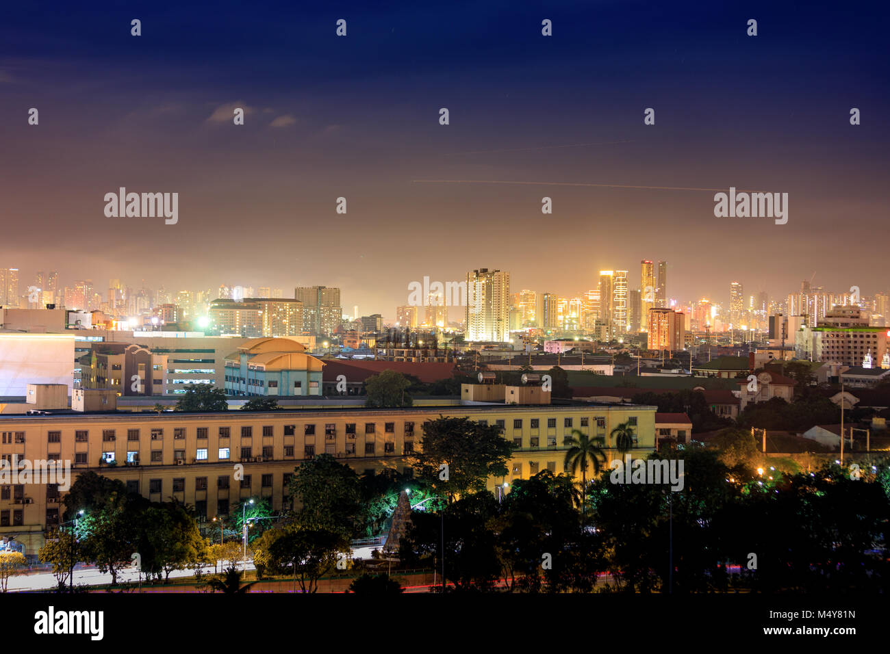 Manila, Philippinen - Feb 17, 2018: Skyline von Manila City mit Sonnenuntergang Stockfoto