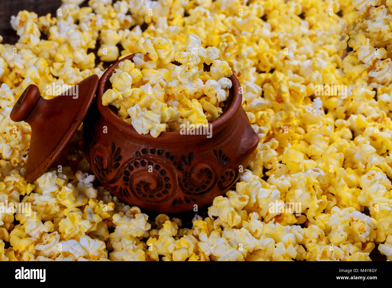 Schüssel mit Popcorn auf hölzernen Tisch Stockfoto