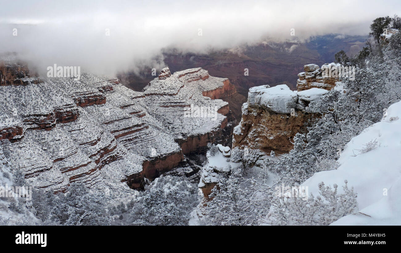 Es ist ein winterliches Wetter Beratende in Effekt heute, Montag, Dezember 14, 2015 6:00 pm. Park Straßen, Wege und Pfade sind Schnee und vereister. Perioden von fallendem Schnee heute Wird reisen Schwierigkeiten. Für glatte Straßen sowie verminderter Sicht vorbereitet sein. # # # FindYourPark GrandCanyon Arizona #Schnee #Winter Grand Canyon National Park - Dec 14, 2015 - Schnee. Stockfoto