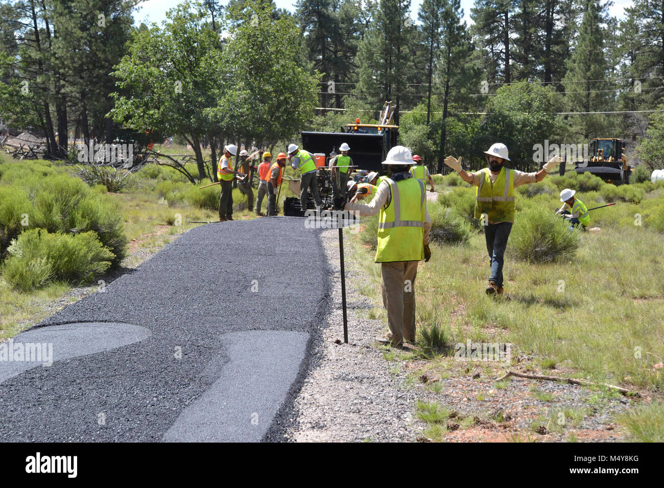Ein Blick auf die Pflasterung im Gange. Zwischen 10. August bis 10. September 2016 die Greenway Trail zwischen dem IMAX Theater Parkplatz in Tusayan und Centre Road im Grand Canyon National Park wird geschlossen werden, während der Grand Canyon Trail crew installiert Asphalt. Der Teil der Trail im Norden von der Mitte der Straße nicht beeinträchtigt werden. Während die trail Schließung in Kraft ist, Radfahrer und Wanderer können die Tusayan Shuttle (lila Route), die mit Fahrradträger Racks ausgestattet ist. Der Shuttle verbindet Tusayan mit den South Rim Visitor Zentrums, jeweils eine 20-minütige Fahrt. Die Absicht des vorliegenden Projekts ist die Comp Stockfoto