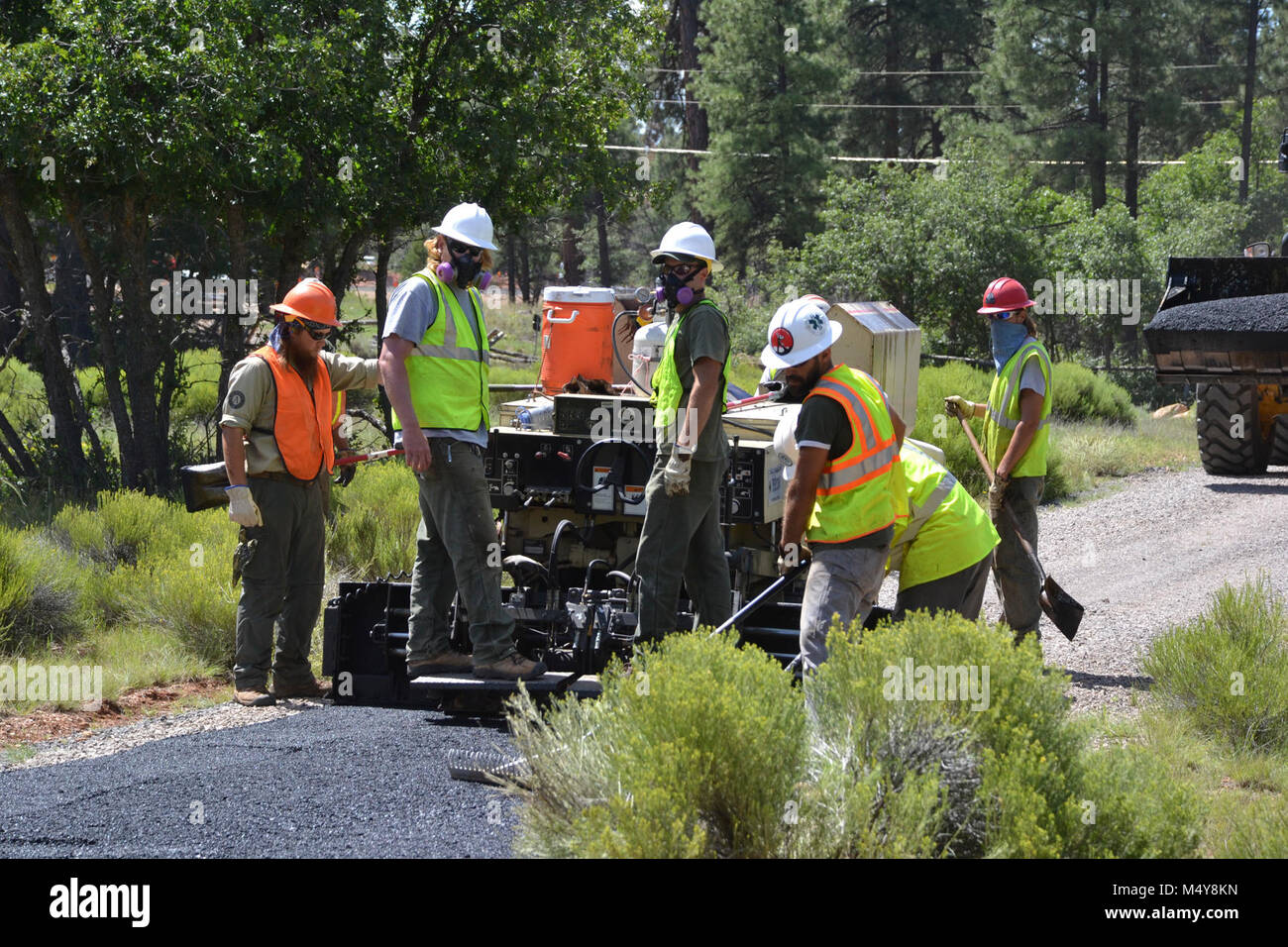 Arbeitnehmer Blick zurück auf Ihren Fortschritt. Zwischen 10. August bis 10. September 2016 die Greenway Trail zwischen dem IMAX Theater Parkplatz in Tusayan und Centre Road im Grand Canyon National Park wird geschlossen werden, während der Grand Canyon Trail crew installiert Asphalt. Der Teil der Trail im Norden von der Mitte der Straße nicht beeinträchtigt werden. Während die trail Schließung in Kraft ist, Radfahrer und Wanderer können die Tusayan Shuttle (lila Route), die mit Fahrradträger Racks ausgestattet ist. Der Shuttle verbindet Tusayan mit den South Rim Visitor Zentrums, jeweils eine 20-minütige Fahrt. Die Absicht des vorliegenden Projekts ist die c Stockfoto