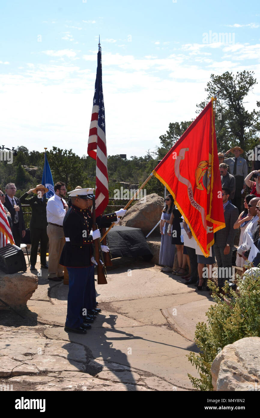 NPS Centennial Grand Canyon Einbürgerung Zeremonie U.S. Citizenship und IMMIGRATION SERVICES (USCIS) teamed mit Grand Canyon National Park und der National Park Service (NPS) zu 15 neue Bürger der Vereinigten Staaten, d. h. 12 Ländern willkommen. Die Zeremonie fand August 25th, 2016, 100. der National Park Service Geburtstag, um 10 Uhr am Mather Point Amphitheater. Zu Ehren der NPS Centennial, USCIS hat mit dem NPS zusammengeschlossen, um mehr als 100 Einbürgerung Zeremonien auf National Park Seiten während 2016 zu halten. Stockfoto