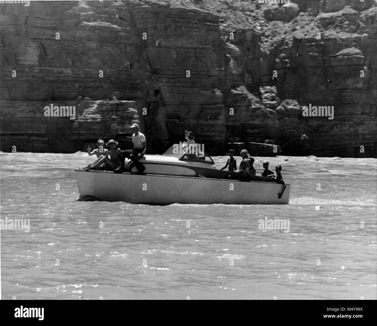 MEXICAN HAT EXPEDITIONEN STROMVERSORGUNG KABINE BOOT MACHT PROBELAUF unter Lees Ferry, vor dem Einleiten von ihren Fluss 1952 Reise durch den Grand Canyon. Fotograf STEVE LEDING. CIRCA 1952. Grand Canyon Nat Park historische Fluss Foto. Stockfoto