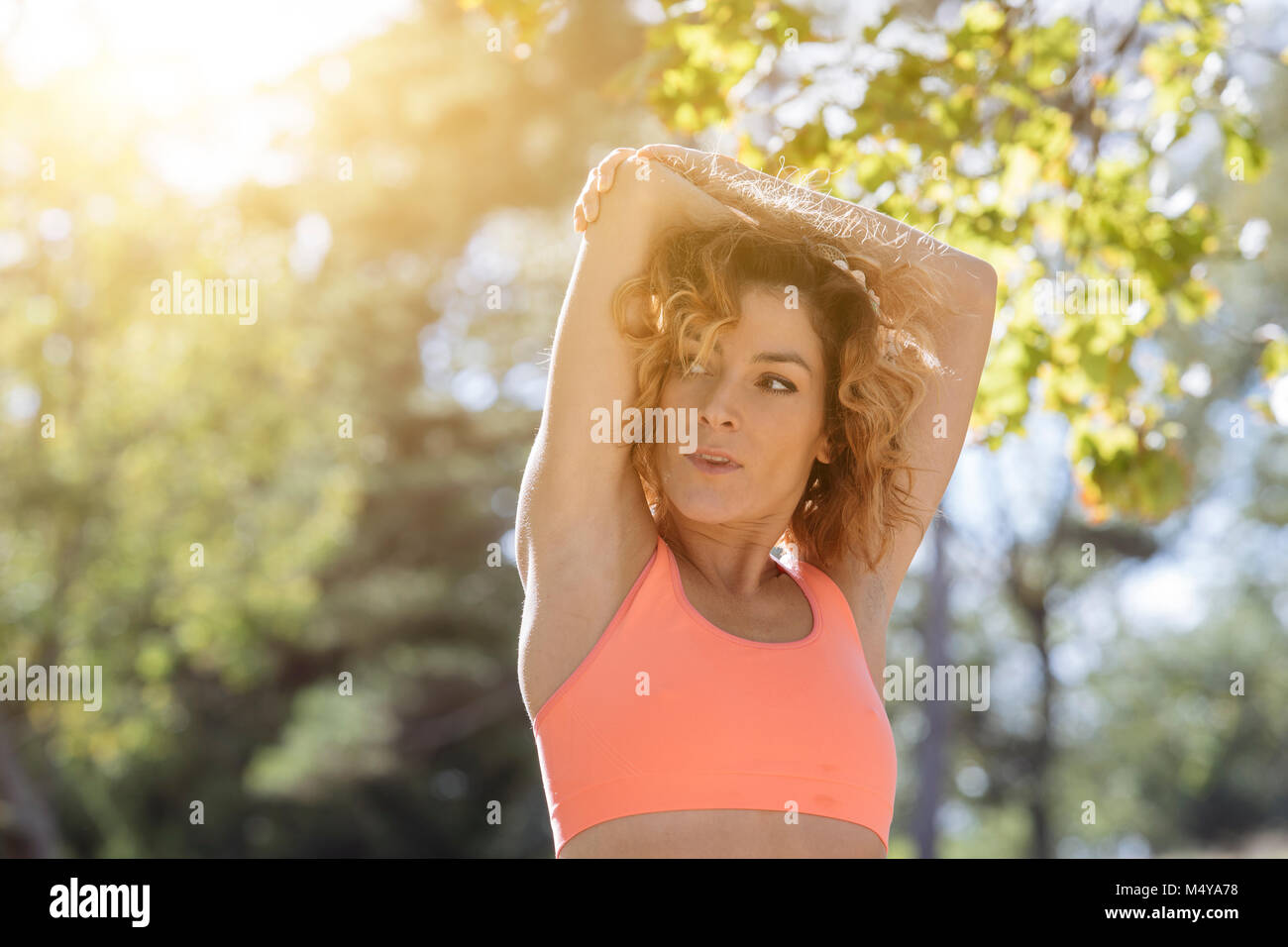 junge Fitness Frau Läufer Strecken Arm vor dem laufen Stockfoto