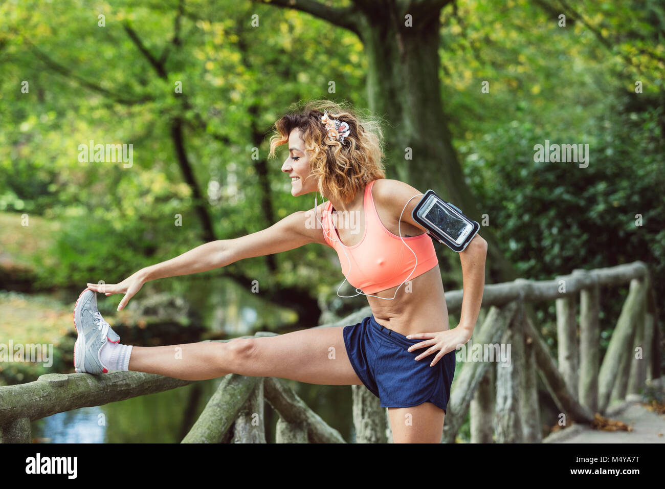 junge Fitness Frau Läufer stretching Beine vor dem laufen Stockfoto