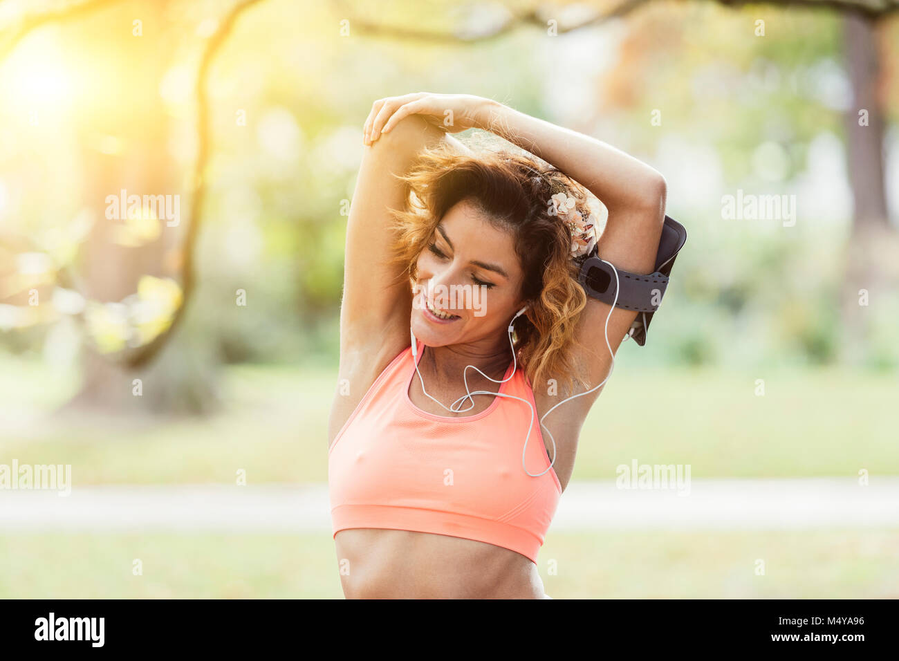 junge Fitness Frau Läufer Strecken Arm vor dem laufen Stockfoto