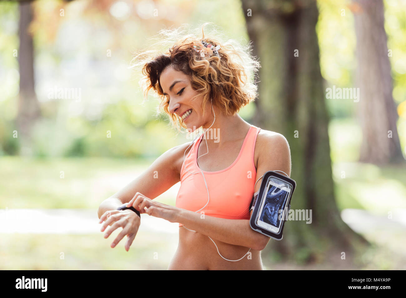 Läufer-Athleten, die Musik im Kopfhörer hören von Smartphone-MP3-player Stockfoto