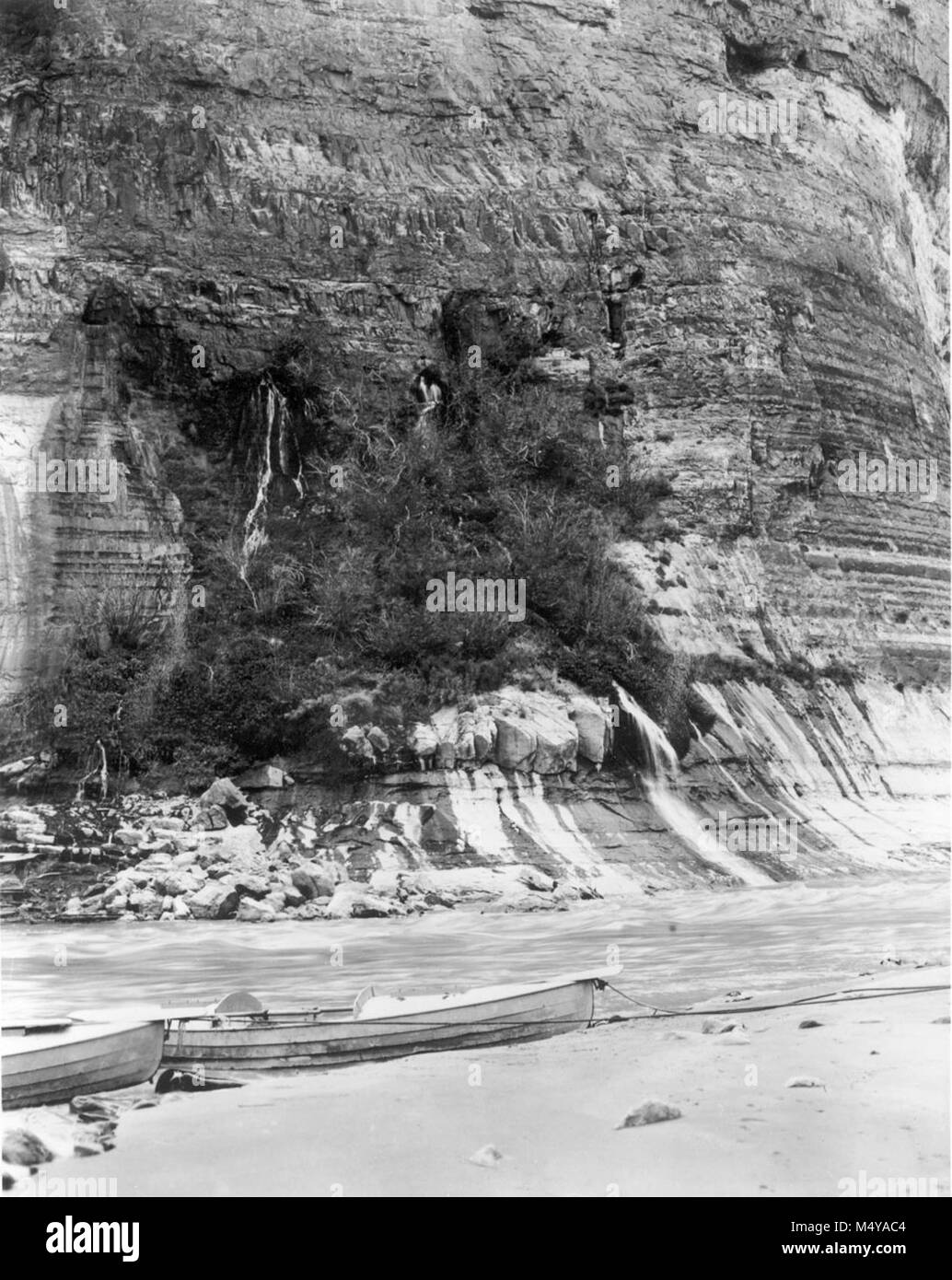 DETAIL DER VASEY'S PARADISE MIT KOLB'S BOATS STRÄNDE VOR. (Fluss Meile 32.) November 1911. KOLB BROS. Grand Canyon Nat Park historische Fluss Foto. Stockfoto