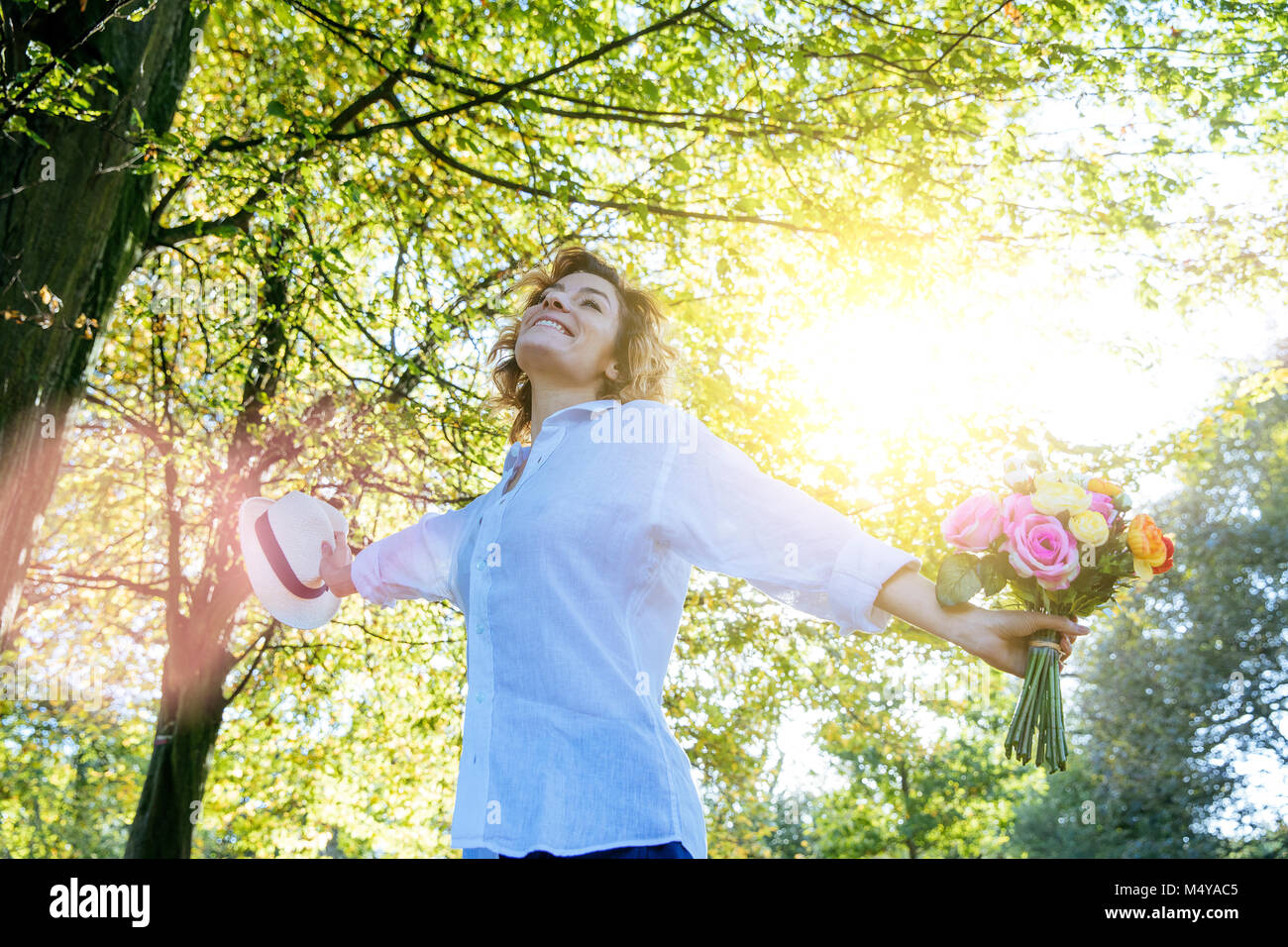 Die Natur genießen. Junge Frau Arme angehoben, genießen die frische Luft im grünen Wald. Stockfoto