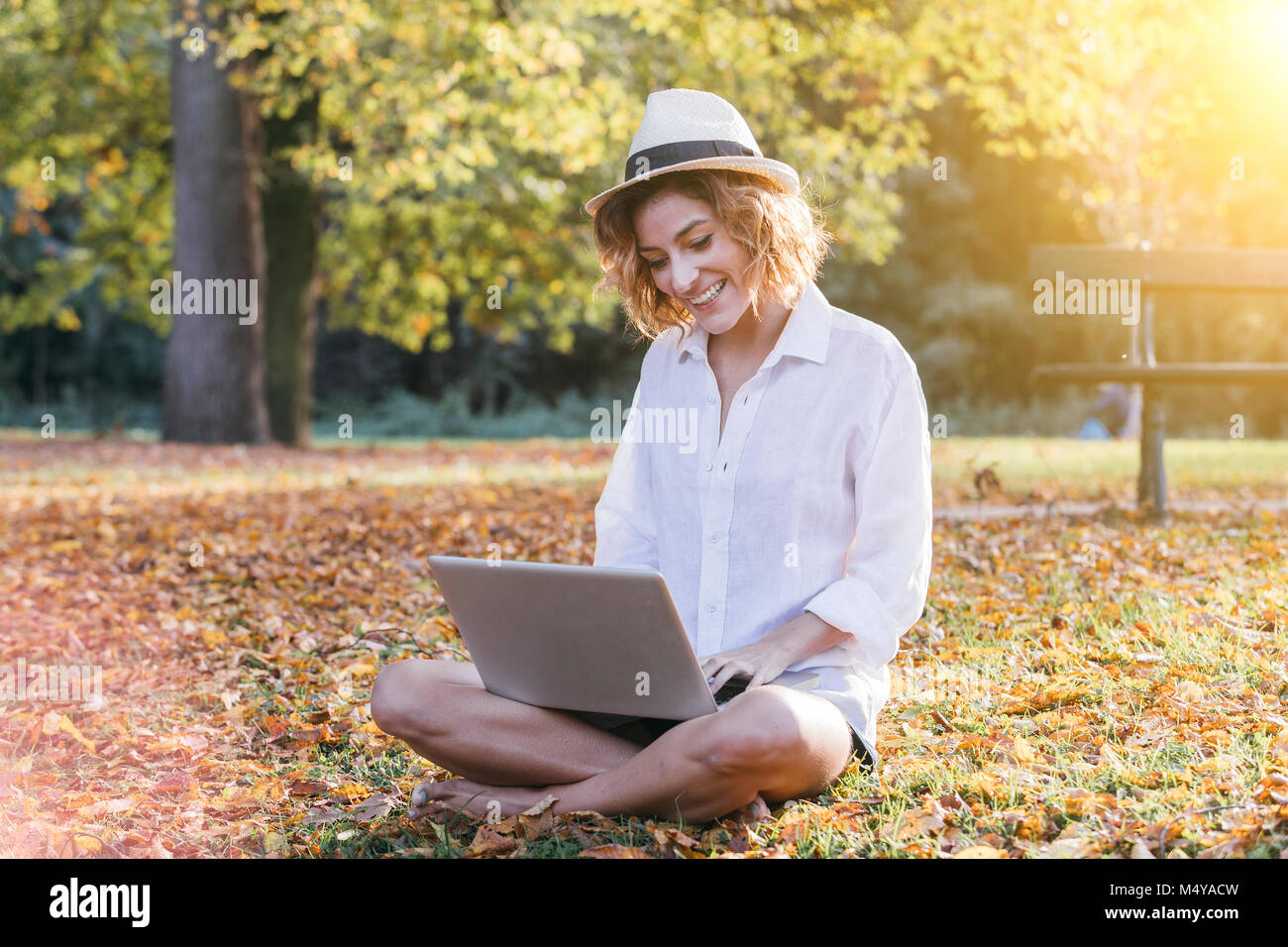 Ein lächelndes Mädchen mit Laptop im Freien Stockfoto