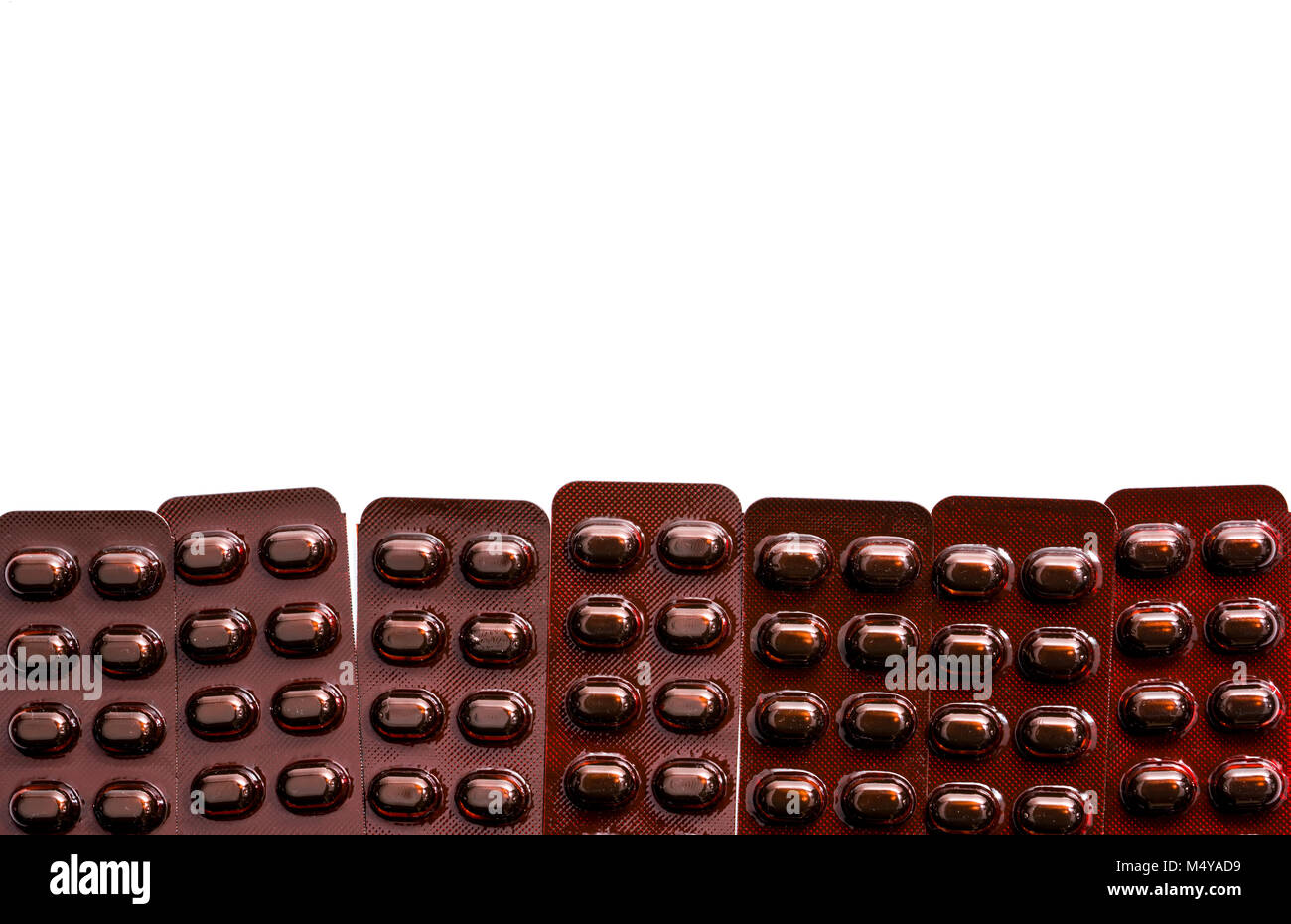 Tabletten Pillen Medizin in Licht beständig Blister auf weißem Hintergrund mit kopieren. Vitamine und Mineralstoffe tabletten Pillen für schwangere Frauen. F Stockfoto