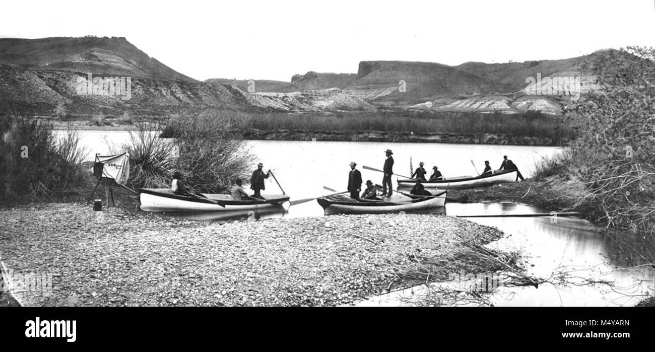 2. POWELL EXPEDITION. Partei in Boote & BEREIT ZUM START. Abfahrt von Green River, Wyoming. Von links nach rechts: in der CANONITA E.O. BEAMAN, ANDREW HATTAN, WALTER CLEMENT POWELL. IN DER EMMA DEAN: STEVEN VANDIVER JONES, JOHN K. HILLERS, John Wesley Powell, FREDRICK S. DELLENBAUGH. Im NELLIE POWELL: ALMON HARRIS THOMPSON, John-F.-Verwalter, Frances Marion Bischof, FRANK RICHARDSON. 22. Mai 1871 - GRCA 14775. Grand Canyon Nat Park historische Fluss Foto. Stockfoto