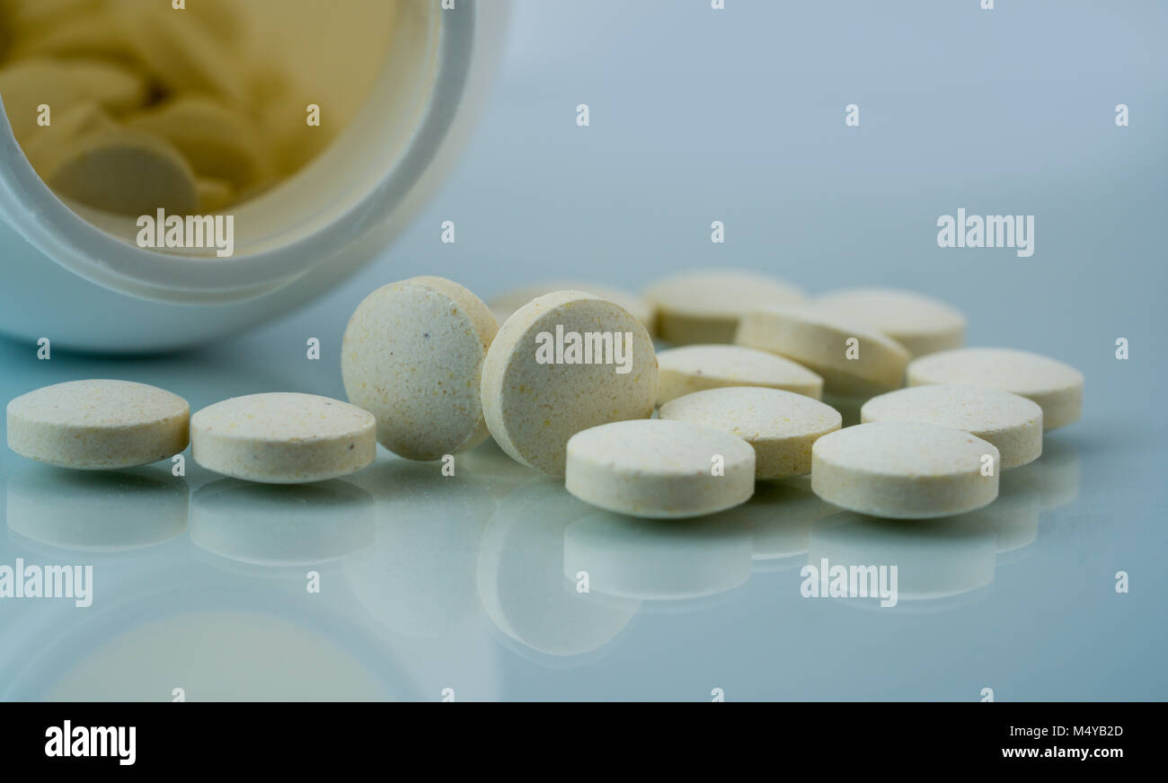Vitamine, Mineralstoffe und Nahrungsergänzungsmittel tabletten Pillen mit  offenen Kunststoff Flasche auf weißem Hintergrund. Zink Aminosäure chelat  Nahrungsergänzung Produkt. Sup Stockfotografie - Alamy