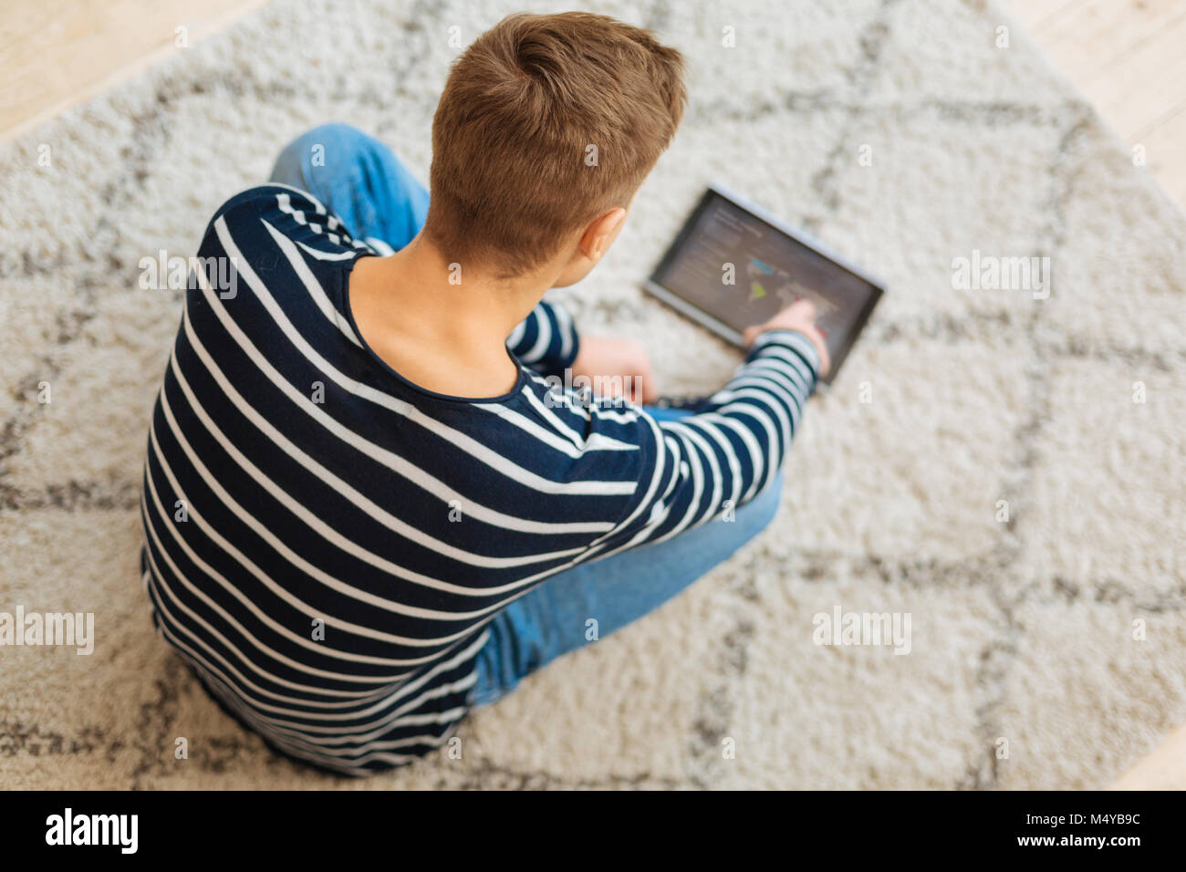 Gut gebaute Junge mit seinem Tablet Stockfoto