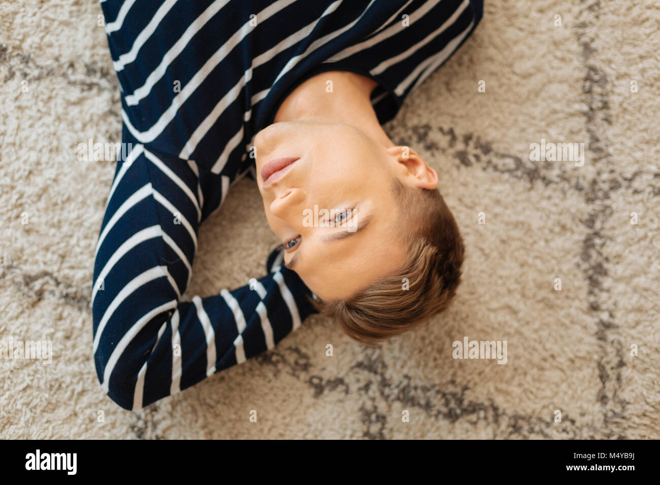 Meditative Teenager auf dem Boden liegen und Denken Stockfoto