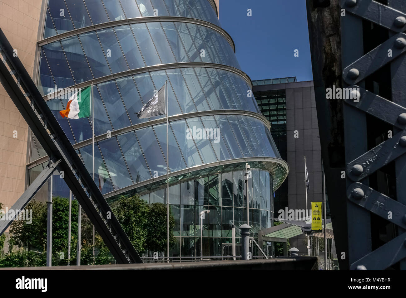 Convention Centre Dublin (CCD) entworfen vom irischen Architekten Kevin Roche. Docklands. Dublin, Irland, Europa, EU. Irische Flagge. Stockfoto