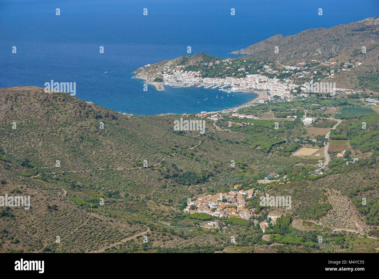 Luftaufnahme Spanien Costa Brava die Stadt El Port de la Selva und das Dorf La Selva de Mar, Katalonien, Alt Emporda, Girona, Mittelmeer Stockfoto