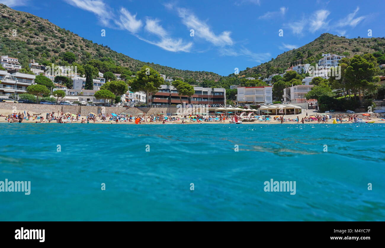 Mittelmeer Strand im Sommer in Spanien an der Costa Brava, Katalonien,  Canyelles Petites, Roses, Girona, von Meer Oberfläche gesehen  Stockfotografie - Alamy
