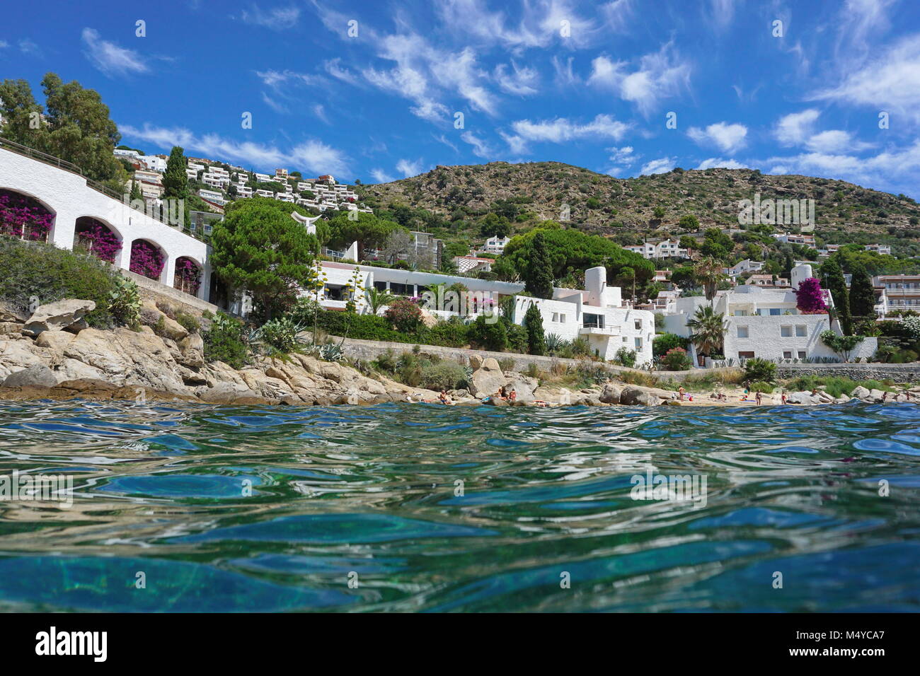 Spanien Costa Brava Mittelmeerküste mit Häusern, Katalonien, Canyelles Petites, Roses, Girona, von Meer Oberfläche gesehen Stockfoto