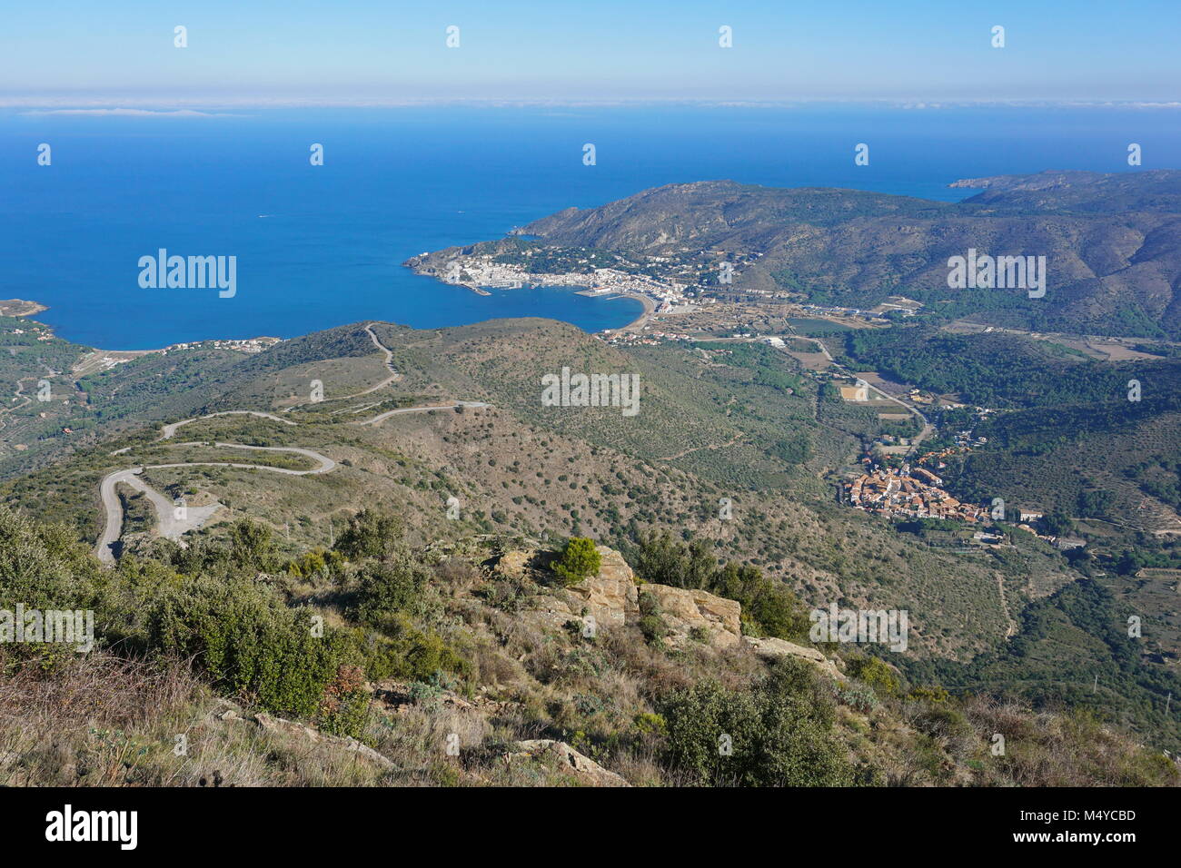 Spanien Costa Brava Landschaft von den Höhen, das Dorf La Selva de Mar und der Küstenstadt El Port de la Selva, Katalonien, Mittelmeer Stockfoto