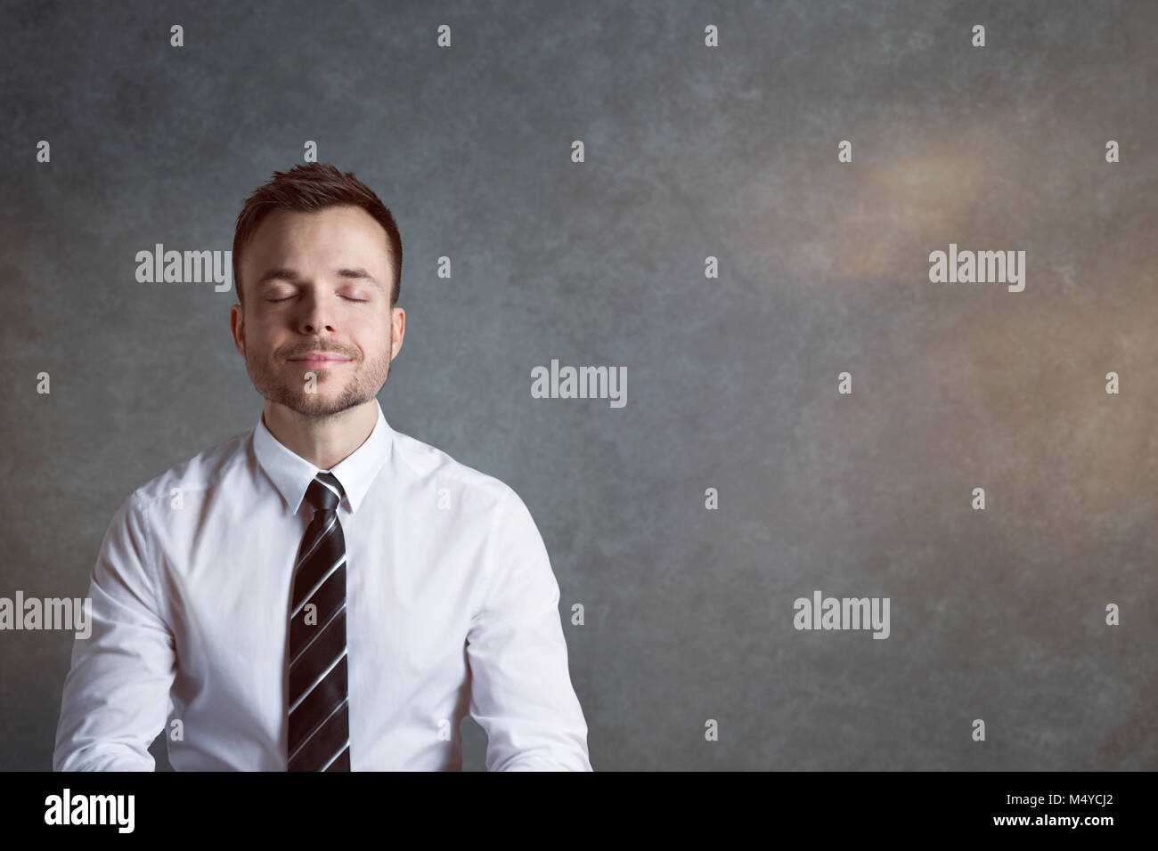 Ausgeglichen und entspannt Geschäftsmann mit einem Lächeln Stockfoto
