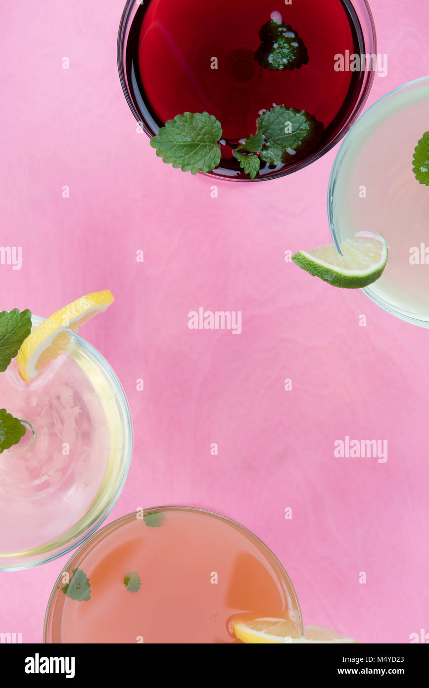 Frische Getränke auf einem rosa Hintergrund Stockfoto