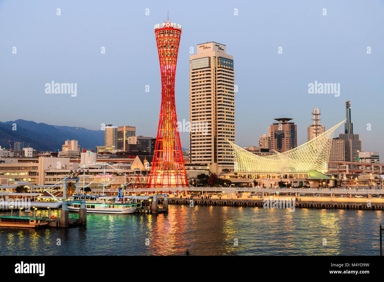 Japan, Kobe. Red Kobe-hafen, mit Okura Hotel hinter, und das Maritime Museum. Nacht, Dämmerung. Stockfoto