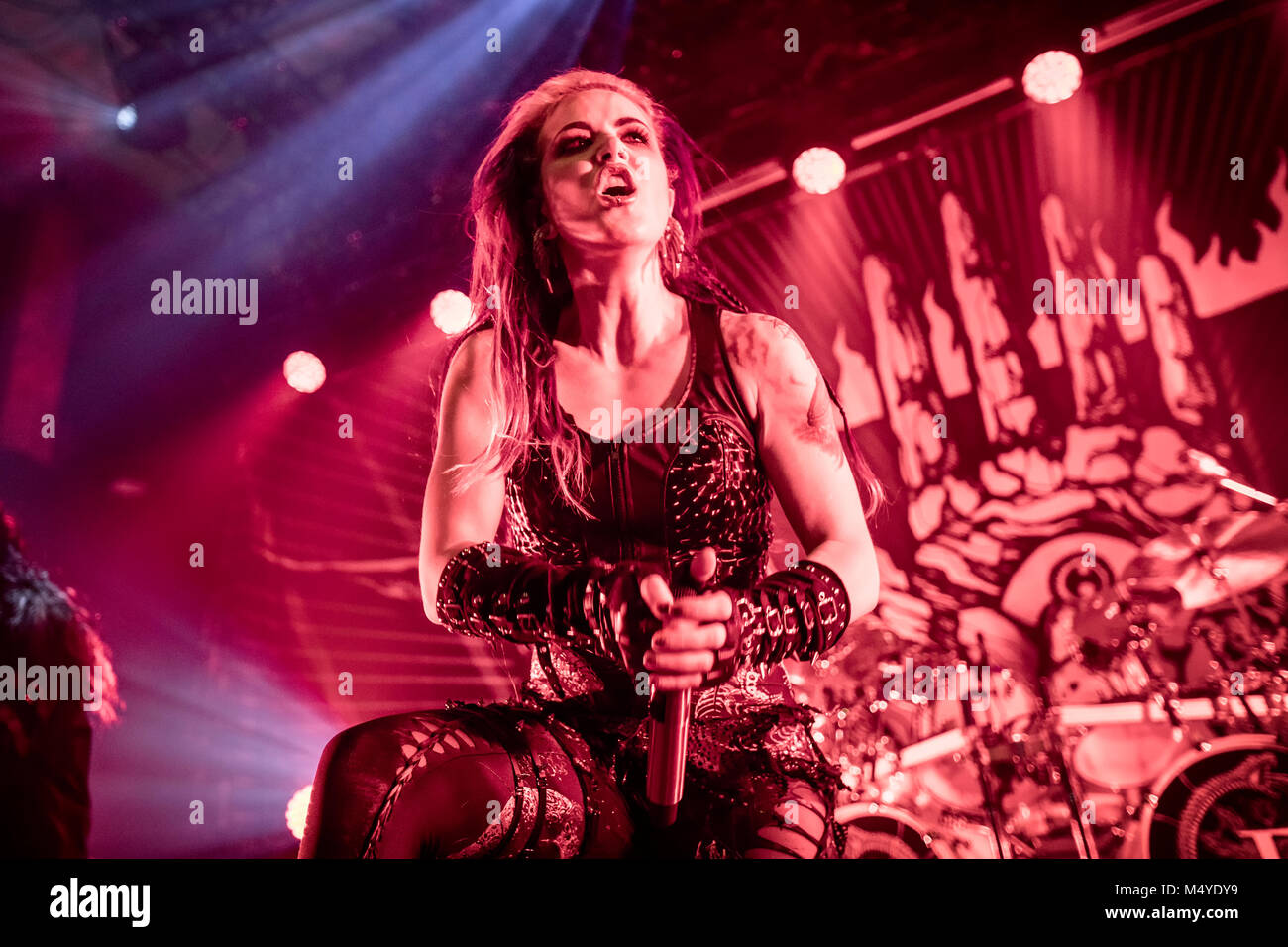 Norwegen, Oslo - Februar 1, 2018. Die schwedische Melodic Death Metal Band Arch Enemy führt ein Live Konzert auf Rockfeller in Oslo. Hier Sänger Alissa White-Gluz wird gesehen, live auf der Bühne. (Foto: Gonzales Foto - Terje Dokken). Stockfoto