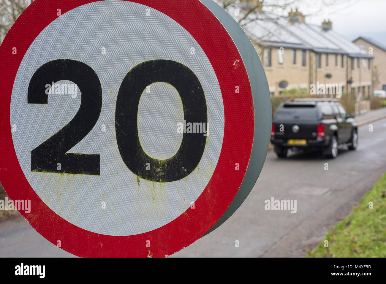 20 mph Höchstgeschwindigkeit Zeichen in einem Dorf, Chipping, Preston, Lancashire. Stockfoto