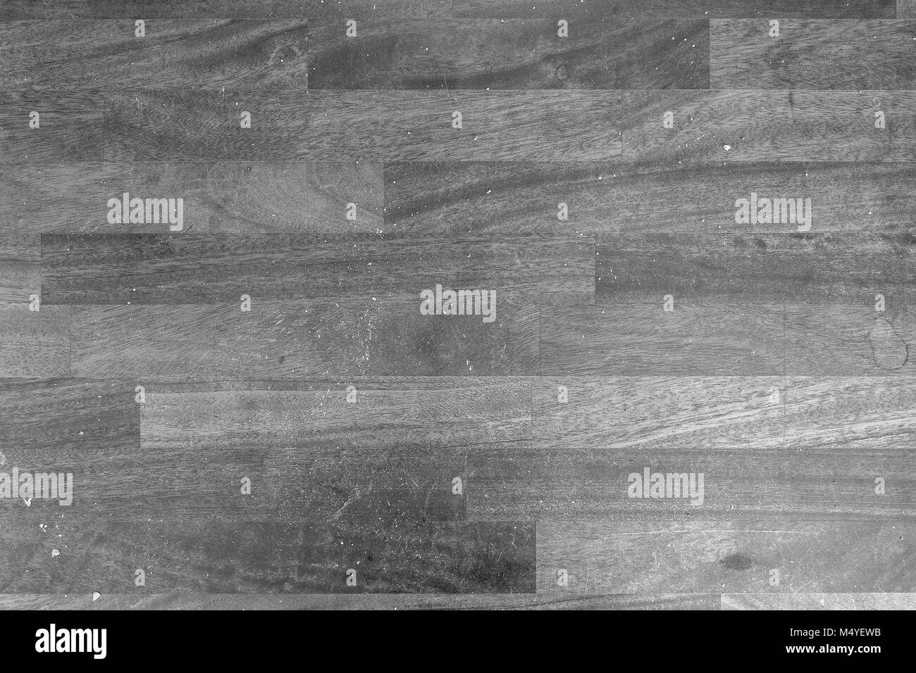 Verschmutzte Küche aus Holz Zähler mit Flecken und Brot crumps von oben in Schwarz und Weiß gesehen. Stockfoto