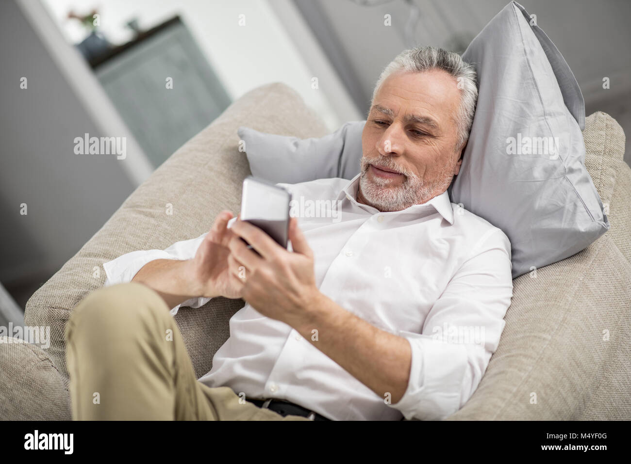 Aufmerksame reifer Mann seine e-mails. Stockfoto