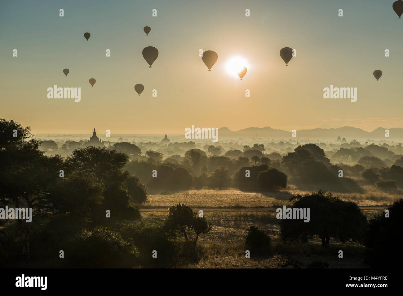 Schöne surise Blick auf Landschaft in Bagan Myanmar wwith Die clound Nebel und der goldene Tempel Stockfoto