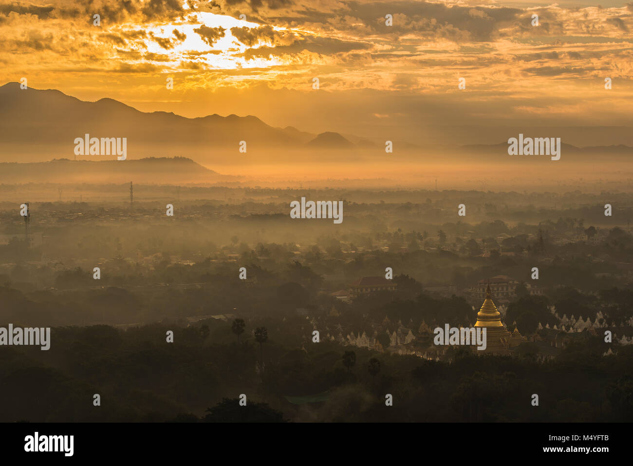 Schöne surise Blick auf Landschaft in Bagan Myanmar wwith Die clound Nebel und der goldene Tempel Stockfoto