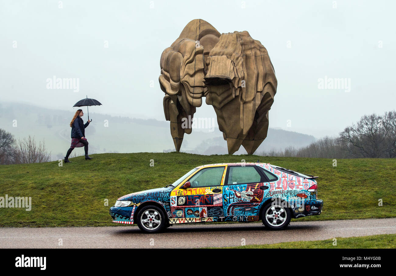 Helen Tulloch Spaziergänge Vergangenheit Darktown Turbo Taxi nach Künstler Jonny Hannah und Caldera von Bildhauer Tony Cragg als Yorkshire Sculpture Park ihre neuesten Arbeiten Darktown Turbo Taxi enthüllt. Stockfoto